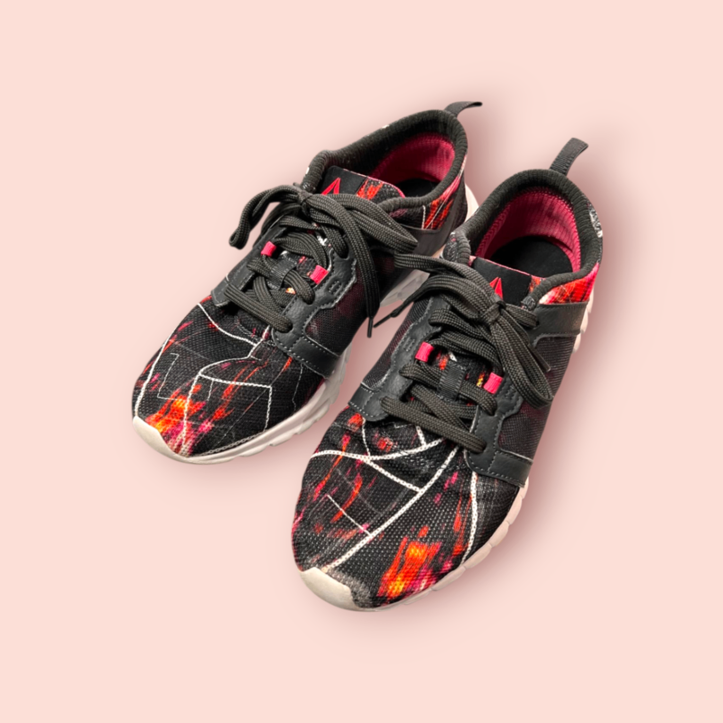 Reebok Sneaker 37,5 Schwarz mit roten Akzenten