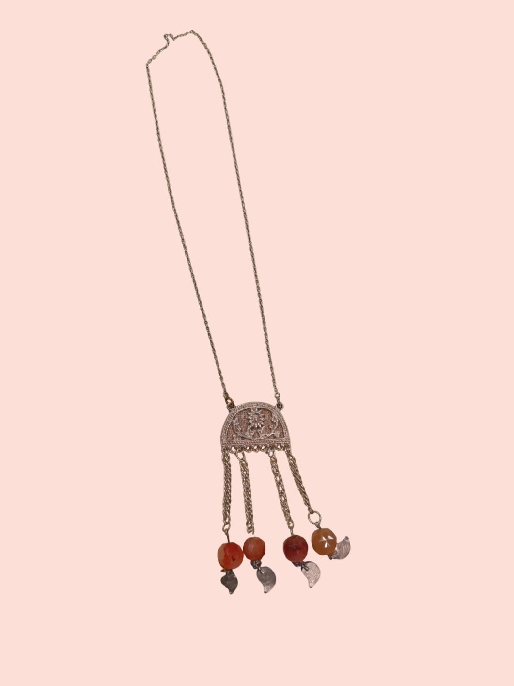 Vintage Halskette Silbene Platte mit Blume und rot-orangen Perlenanhängern