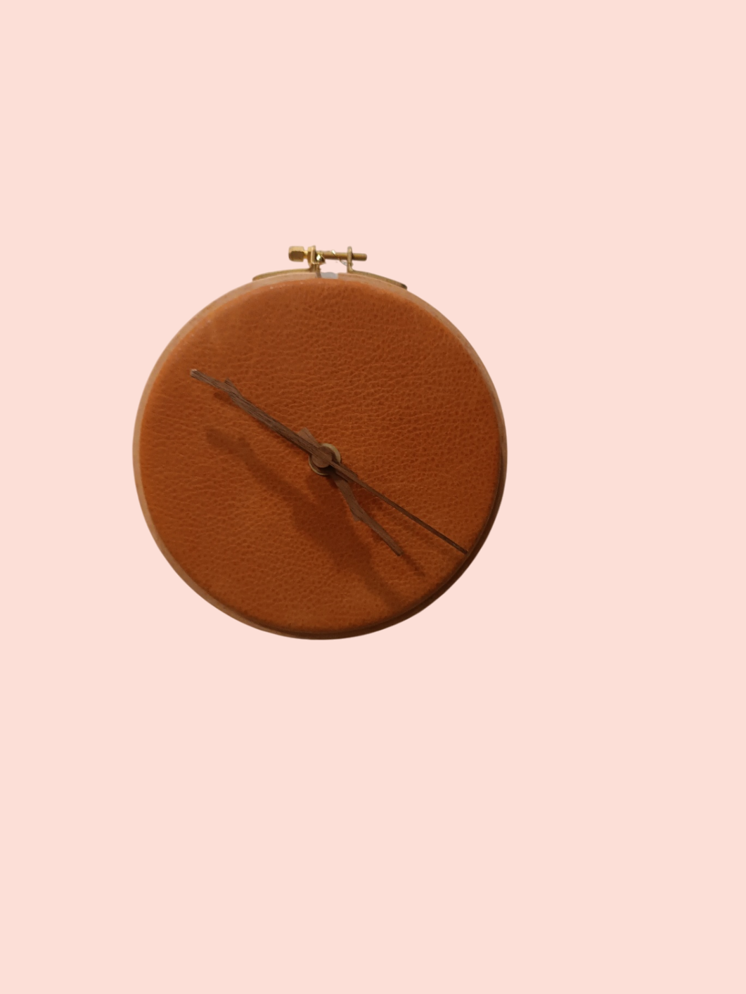 Uhr braunes Leder gespannt auf Stickring