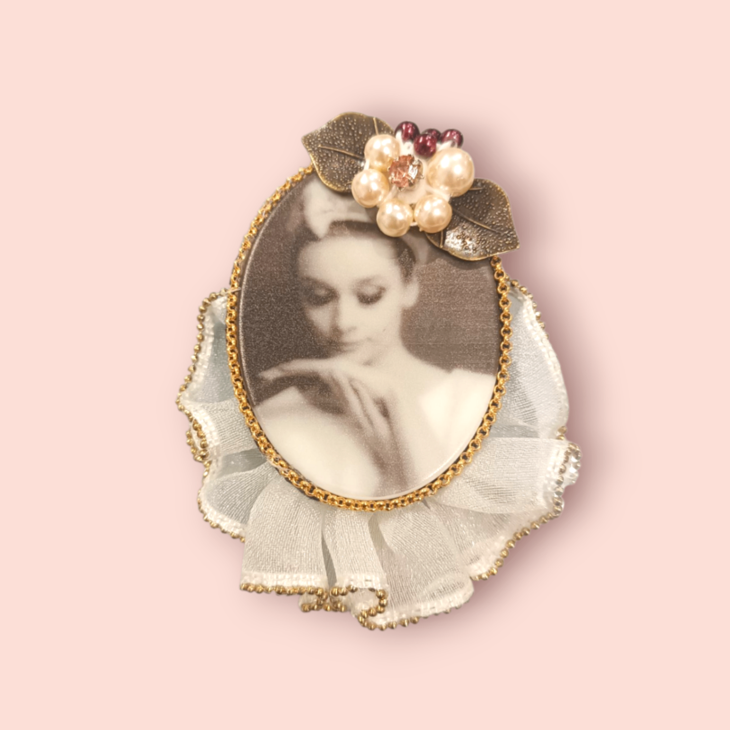 Brosche Bild einer Frau mit Perlen, Stoff und Perlenblume umrahmt