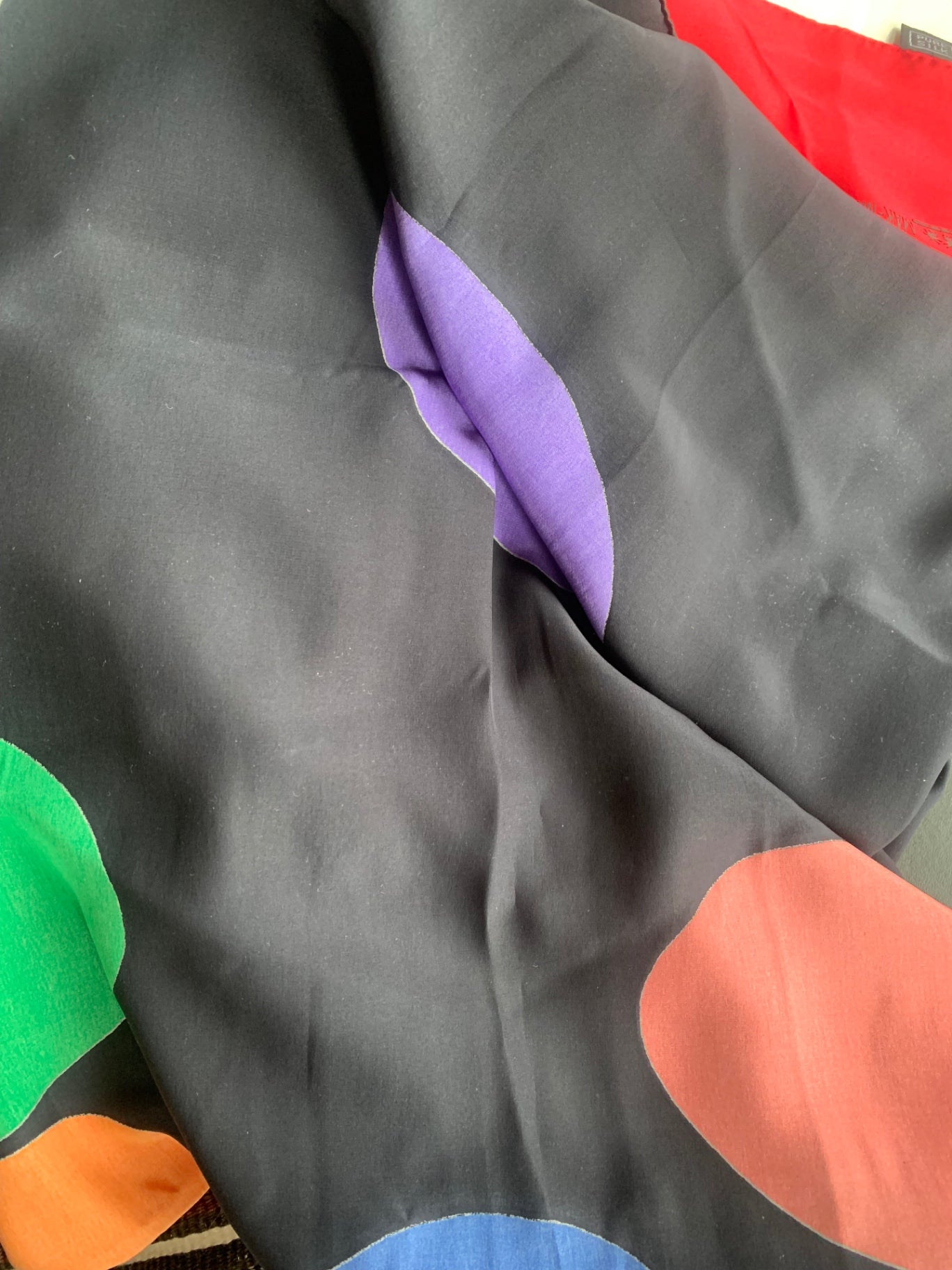 Schal Schwarz mit bunten Punkten