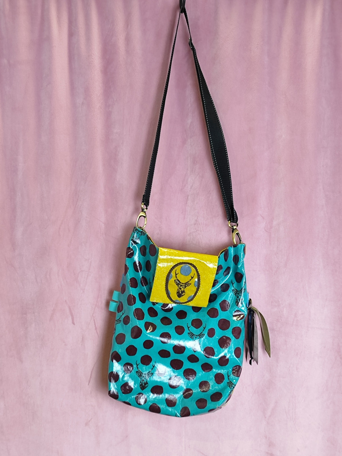 Fabric Face Tasche Blau mit roten Punkten und gelbem Akzent