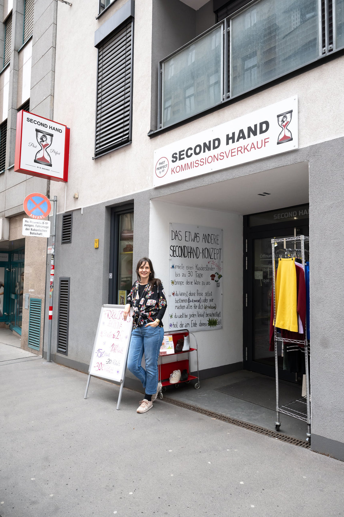 Vor dem Secondhand-Geschäft Past Perfect in Wien