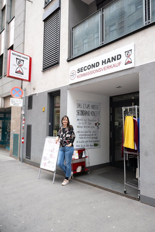 Vor dem Secondhand-Geschäft Past Perfect in Wien