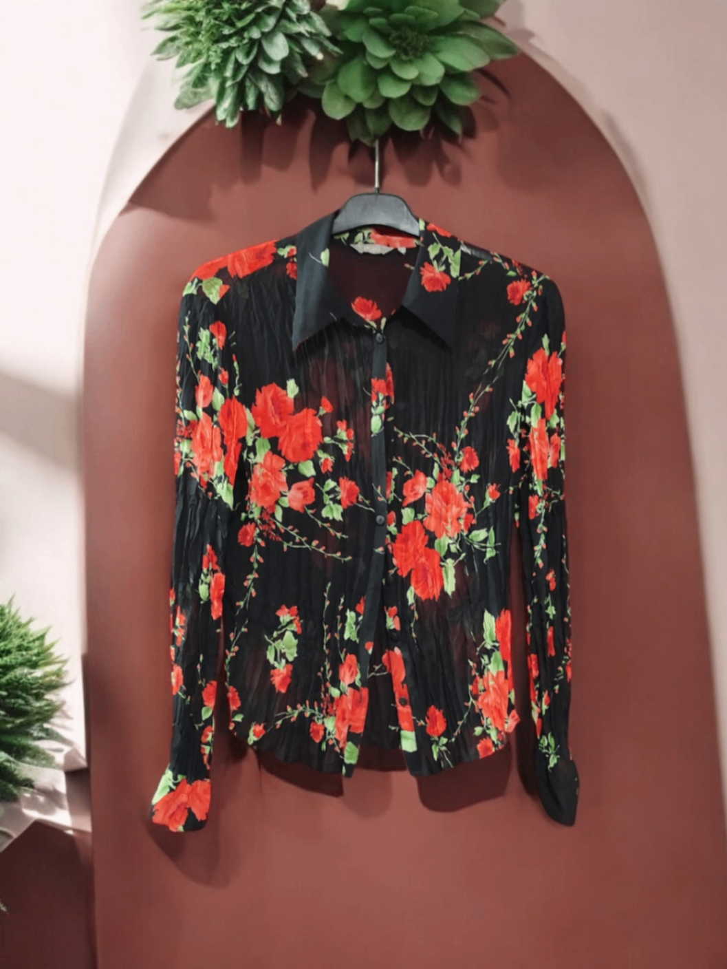 Per una Bluse XL Schwarz mit roten Blumenmustern