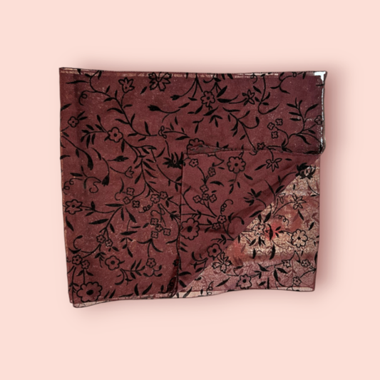 Burgunderrotes Tuch mit schwarzem Blumenmuster