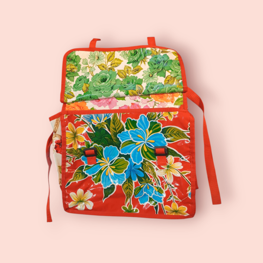 Fahrradtasche Rot mit auffälligem Blumenmuster in Blau, Grün, Gelb, Orange und Weiß