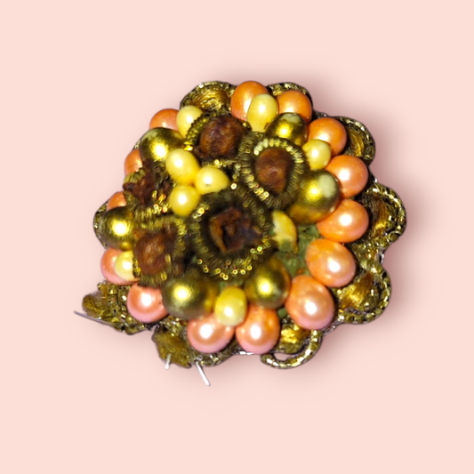 Brosche Perlen (rosa, grün, gelb) und Stoffblumen (violett)