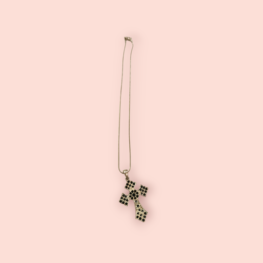 Halskette Silbernes Kreuz mit schwarzen Steinchen
