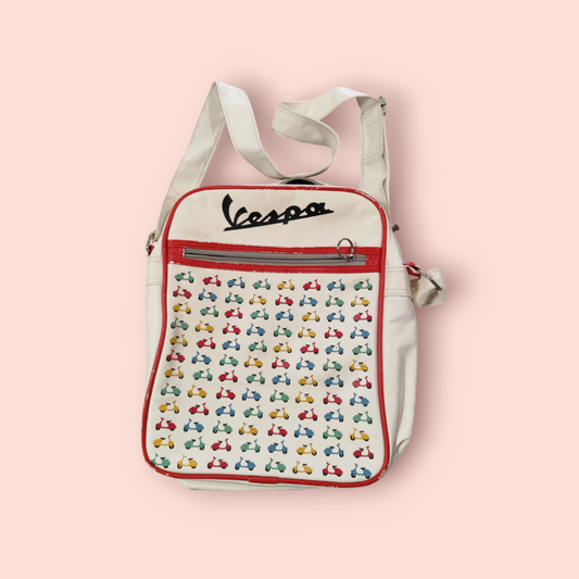 Vespa Schultertasche Weiß mit bunten Mopeds und roten Akzenten