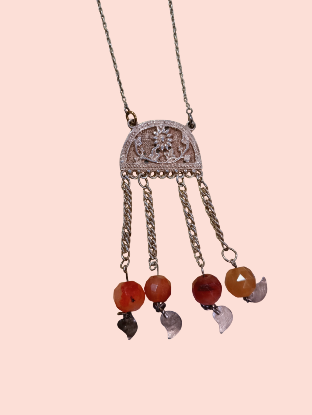 Vintage Halskette Silbene Platte mit Blume und rot-orangen Perlenanhängern