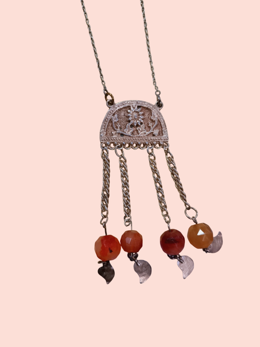 Vintage Halskette Silbene Platte mit Blume und rot-orangen Perlenanhängern