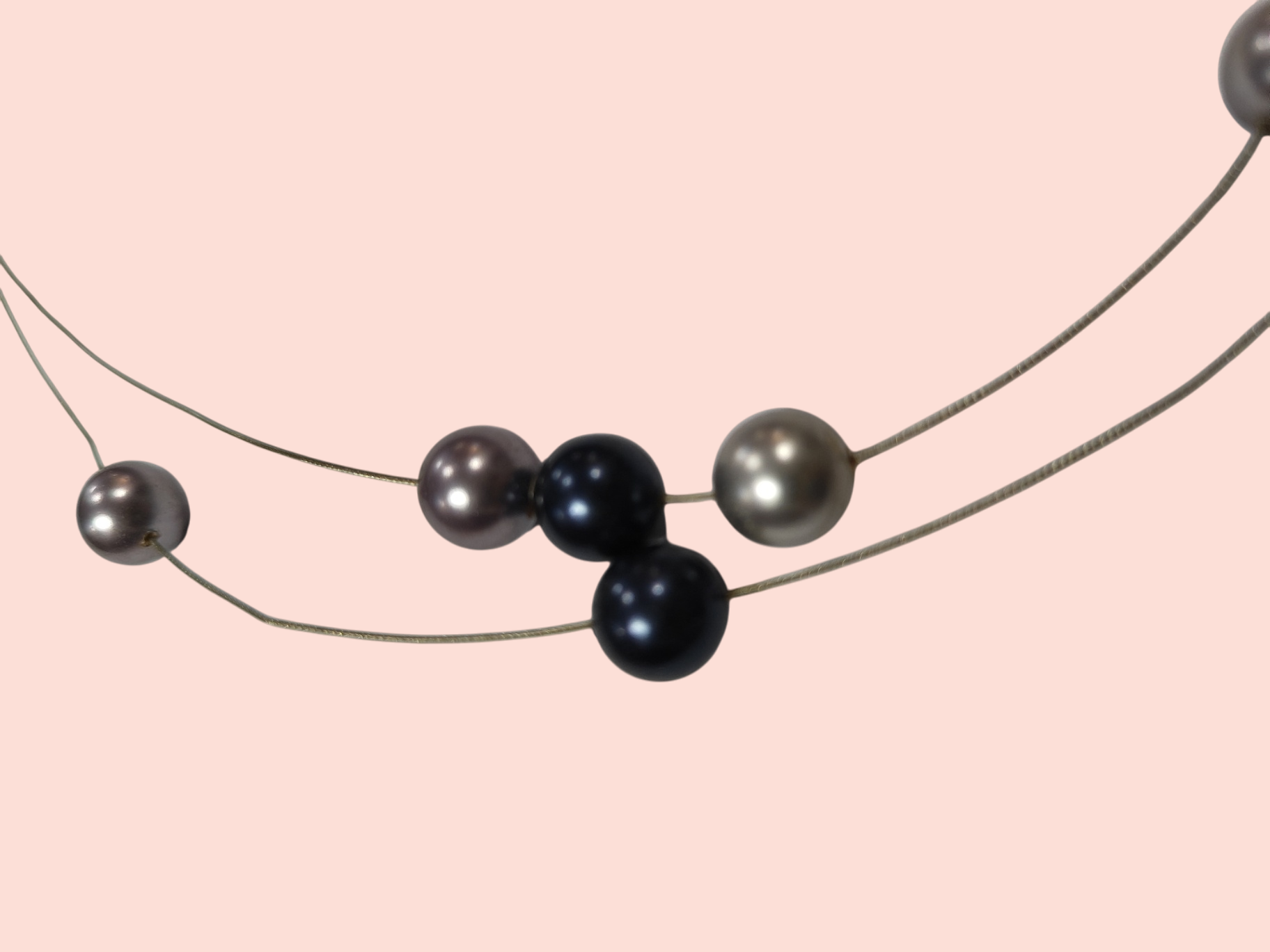 Halskette Perlen Grautöne