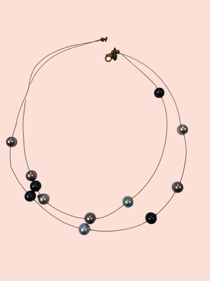 Halskette Perlen Grautöne