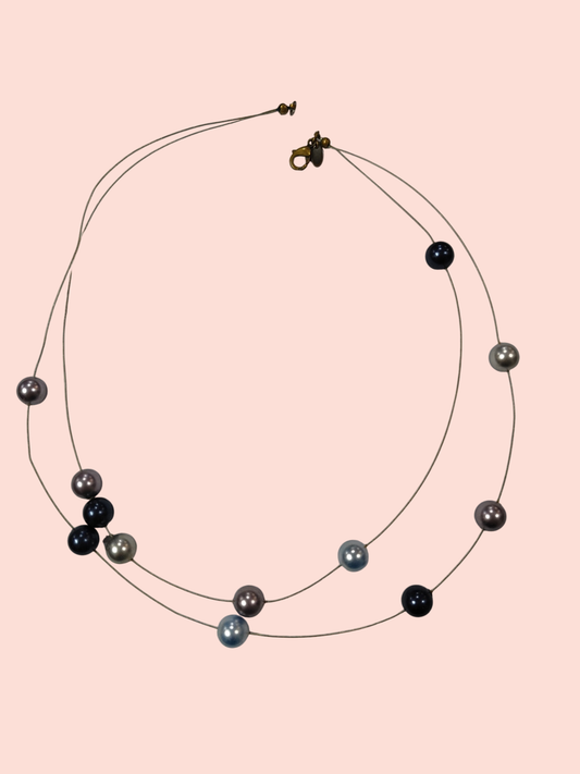 Halskette Perlen Grautöne