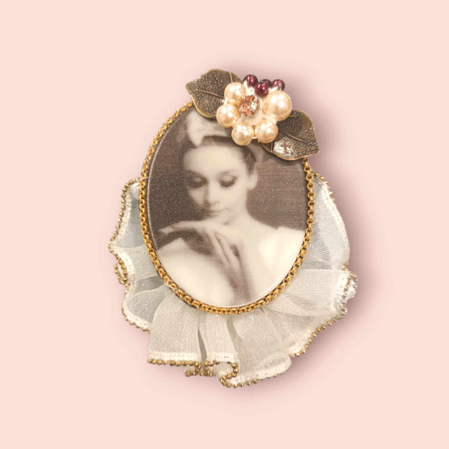 Brosche Bild einer Frau mit Perlen, Stoff und Perlenblume umrahmt