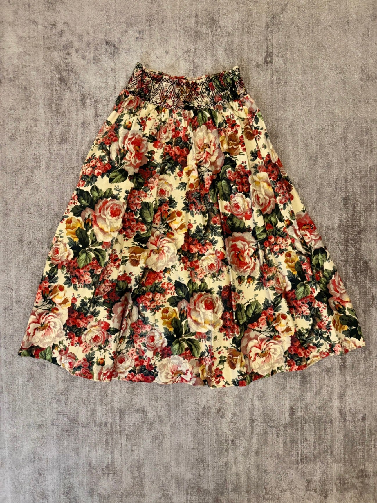 Zara Woman Rock S Blumenmuster in Rot, Beige und Grün