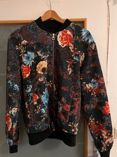 Zara Jacke L Verschiedene, hauptsächlich dunkle Töne mit bunten Blumenmustern