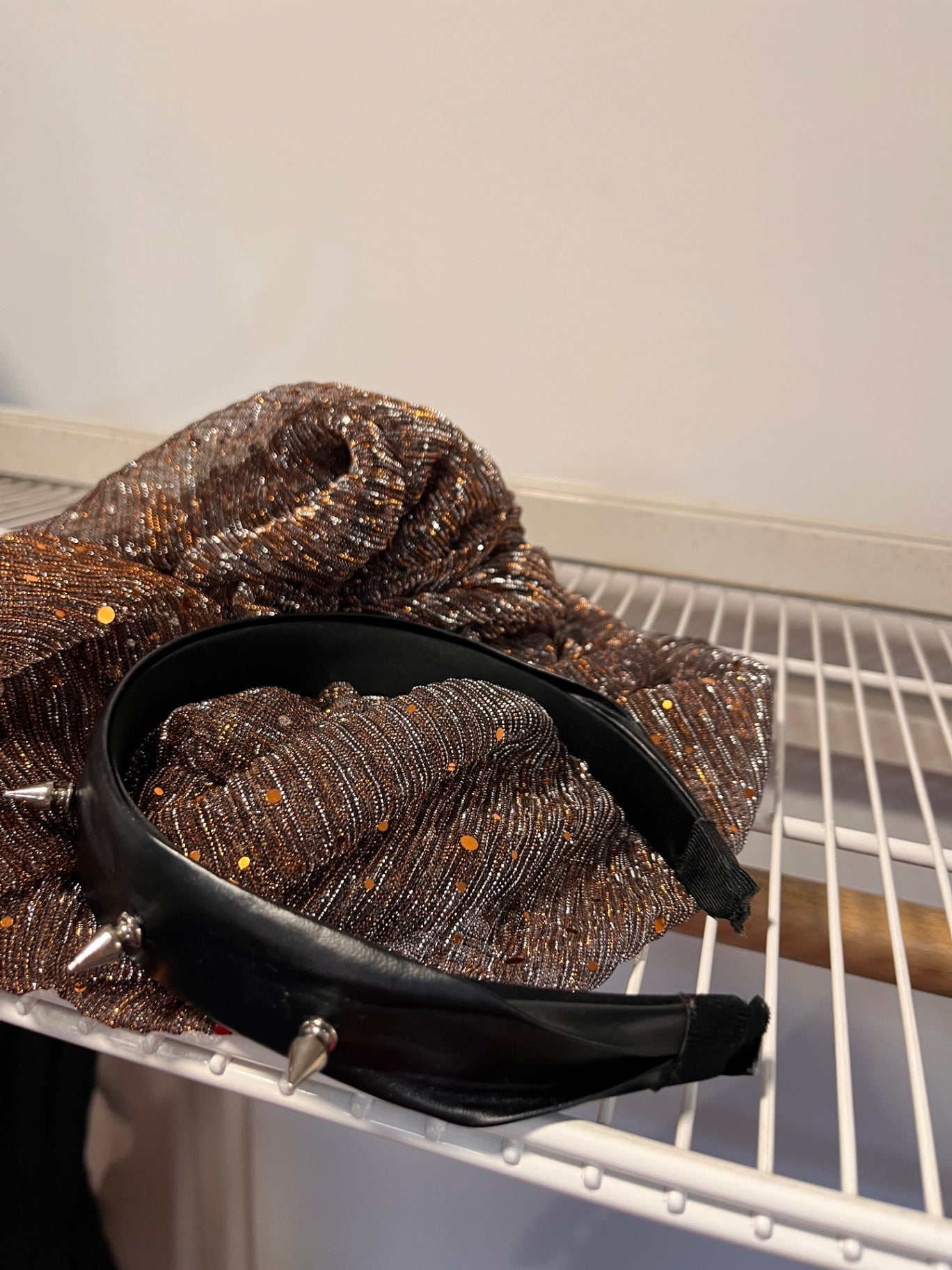 Accessoires Braun mit silvernen Akzenten