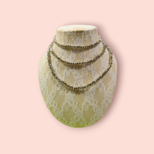 Halskette mit Anhänger/Perlen