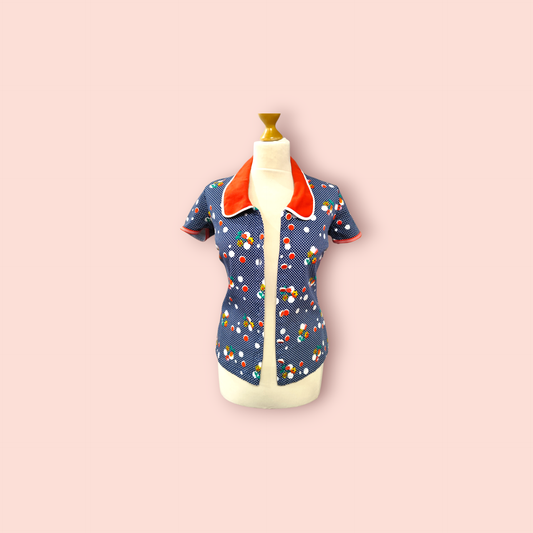 Vintage 50er-Style Bluse mit rotem Kragen