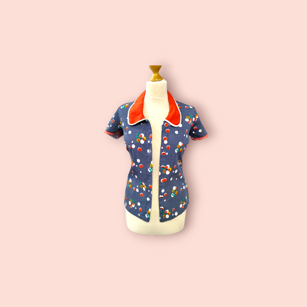 Vintage 50er-Style Bluse mit rotem Kragen