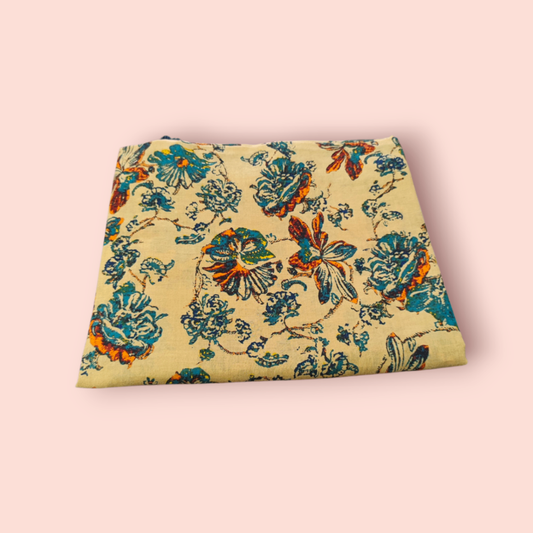 Tuch mit petrol-orangem Blumenmuster und Quasten