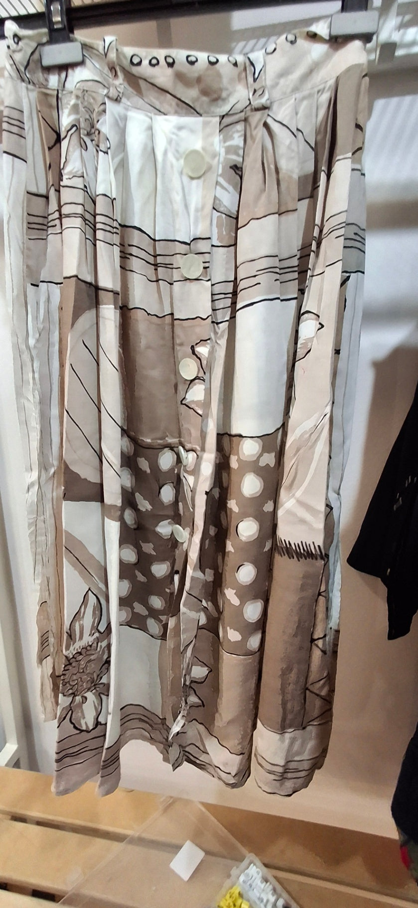 Rock M Beige, Brauntöne, Schwarz, Weiß
