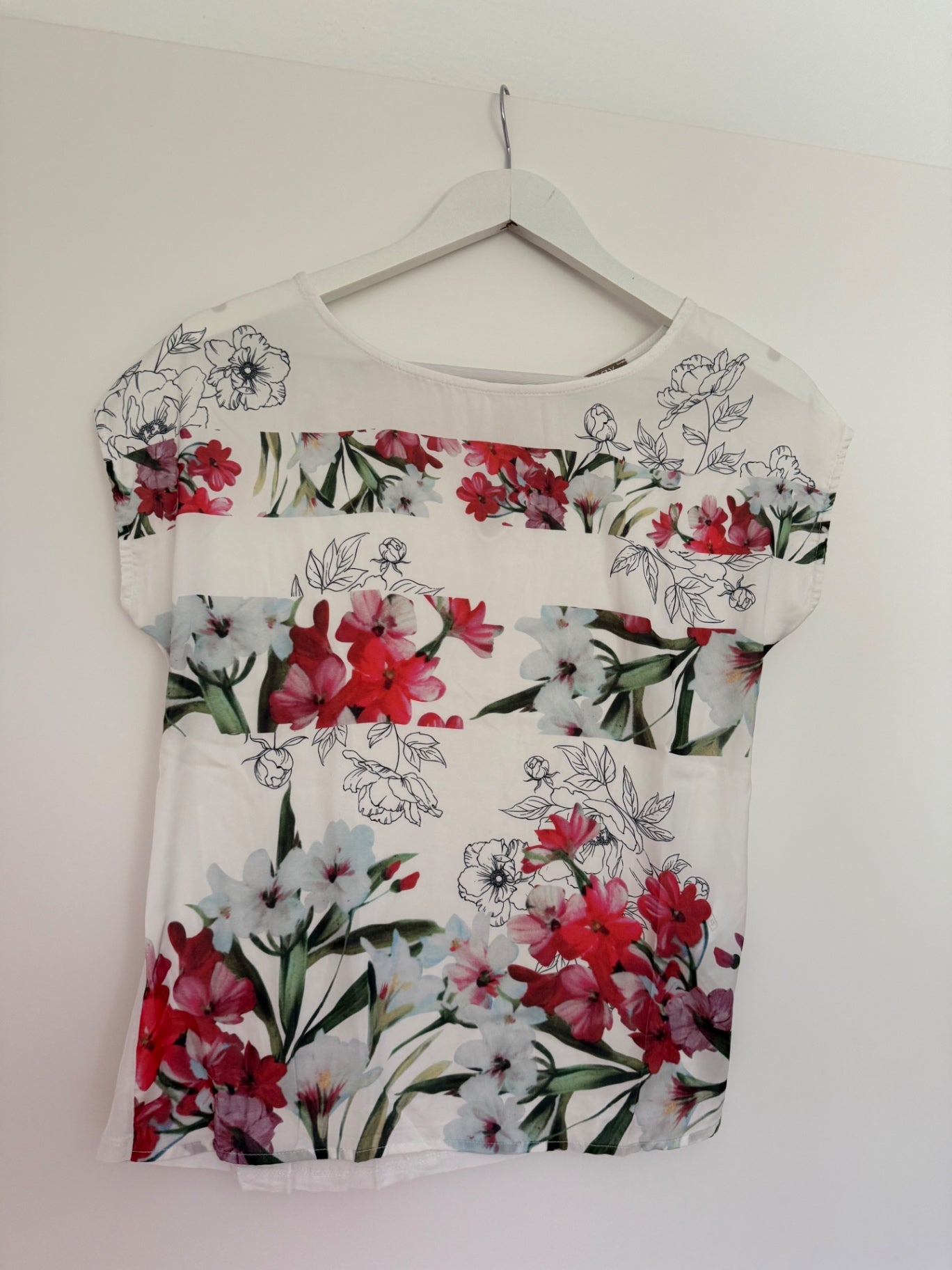 Orsay T-Shirt XS Weiß mit bunten Blumenmustern