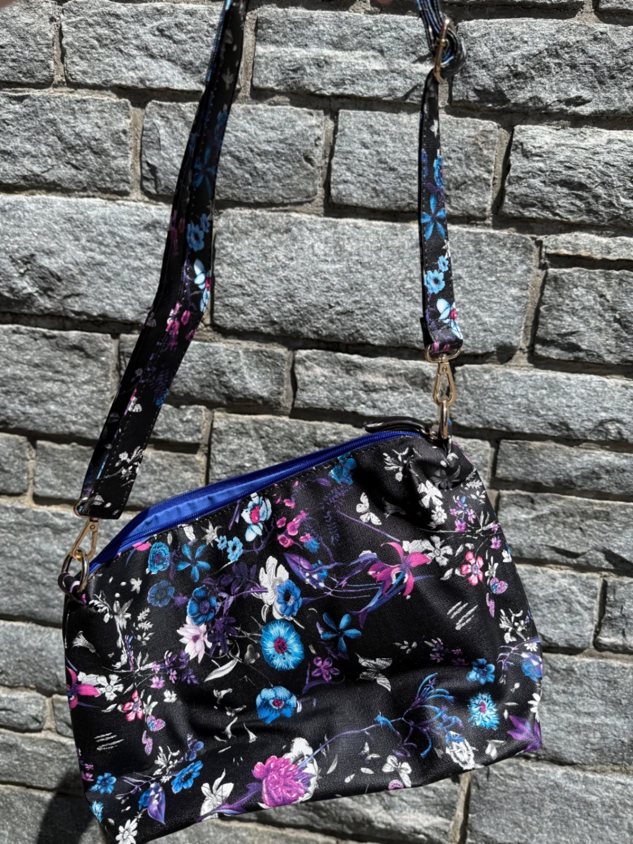Handtasche Schwarz mit bunten Blumenmustern (Blau, Pink, Weiß, Lila)
