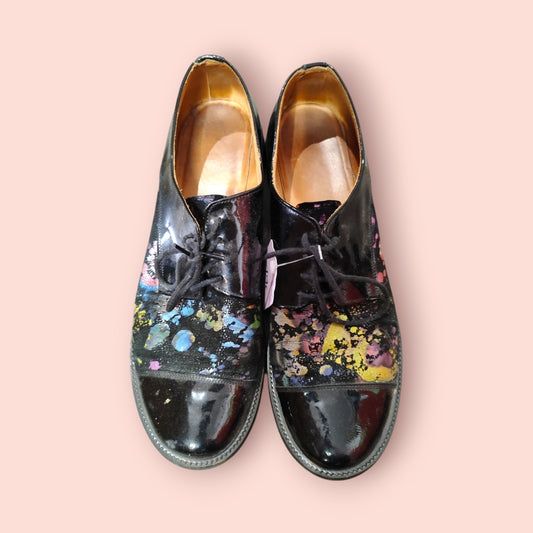 Schuhe Schwarz mit bunten Farbsprenkeln
