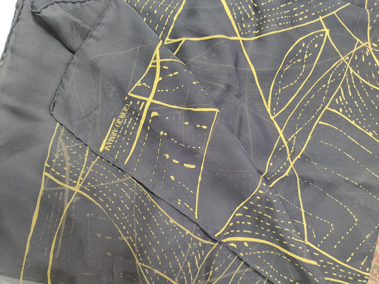 Giorgio Armani Seidenschal Dunkelblau mit Gold