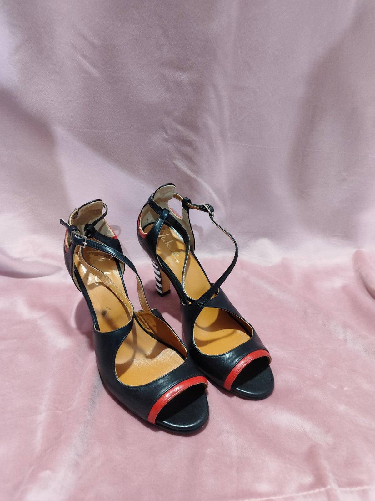 Milenika Shoes Sandalen 37 Schwarz und Rot
