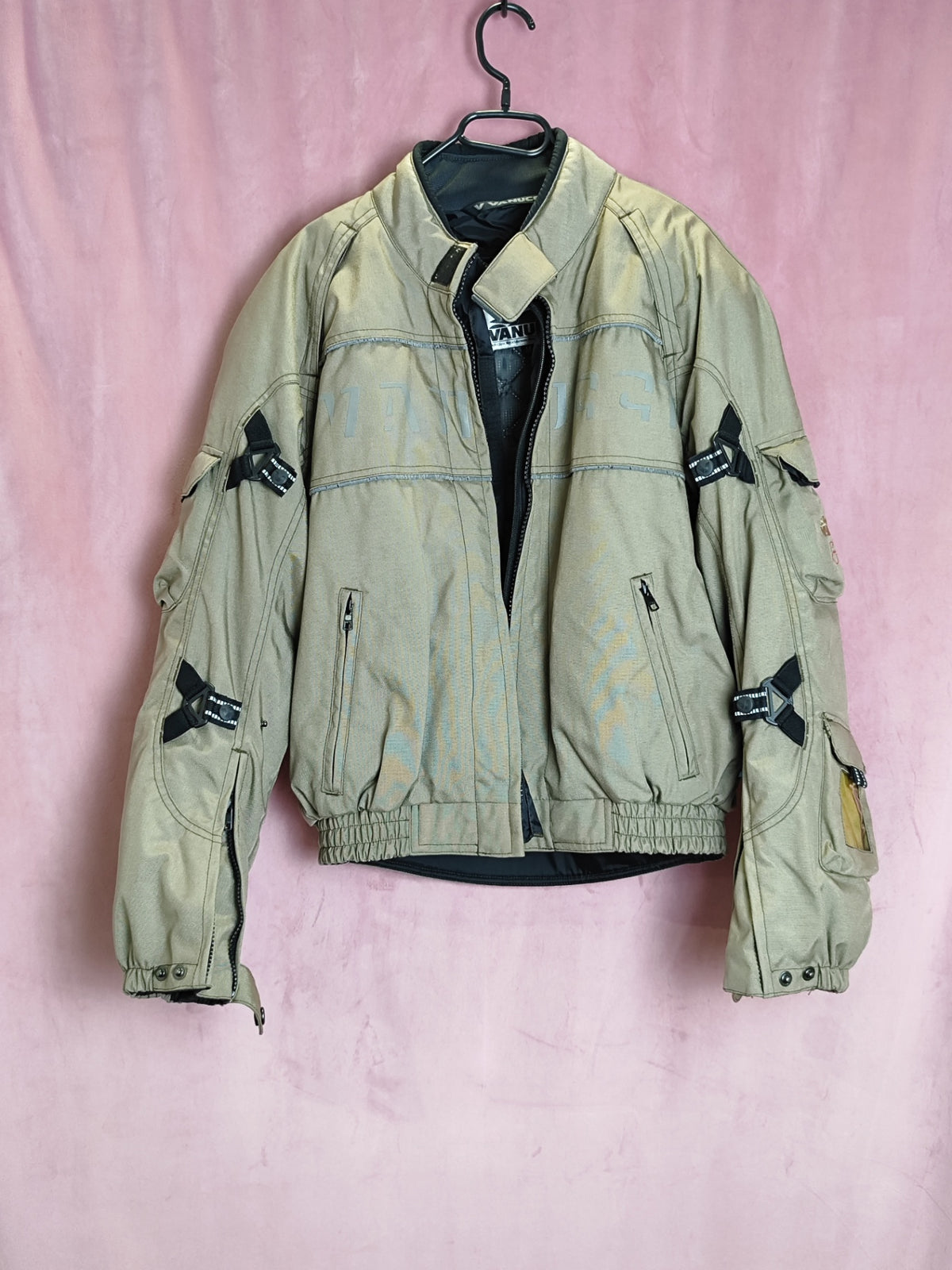 Jacke L